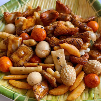 ভালো দাম উচ্চ তাপমাত্রা বেকিং রাইস ক্র্যাকার স্ন্যাকস মিশ্র চিনাবাদাম কাস্টম পরিষেবা অনলাইন