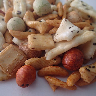 ভালো দাম স্টার্চ জাপানি বেকড রাইস ক্র্যাকার রাইস ক্র্যাকার প্রলিপ্ত চিনাবাদামের সাথে মিশ্রিত অনলাইন