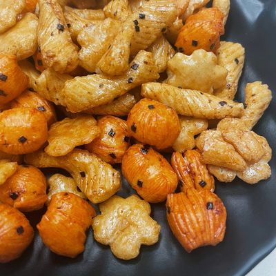 ভালো দাম জাপানি আমদানিকৃত জলখাবার নোনতা সুস্বাদু নৈমিত্তিক চাল ক্র্যাকার অনলাইন