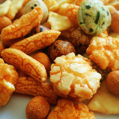 ভালো দাম প্রলিপ্ত চিনাবাদাম জাপানি শস্য স্ন্যাকস মিশ্রিত সেনবেই রাইস ক্র্যাকার সহ হট সেল রাইস ক্র্যাকার অনলাইন