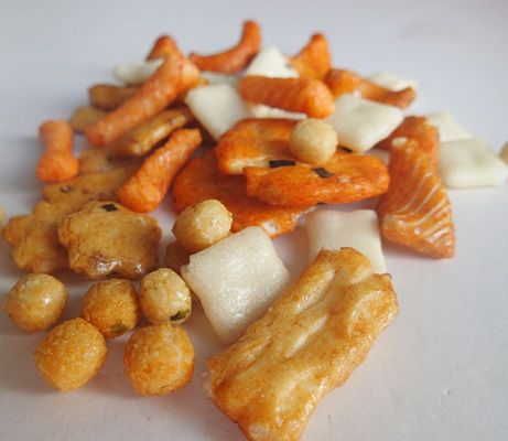 ভালো দাম পাইকারি শস্য স্ন্যাকস স্বাস্থ্যকর রাইস ক্র্যাকার ফুড মিক্স রাইস ক্র্যাকার স্ন্যাক অনলাইন