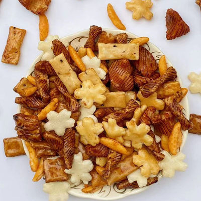 ভালো দাম মধ্যপ্রাচ্যের দেশগুলির জন্য গরম নোনতা চালের ক্র্যাকার স্ন্যাক মিশ্র চালের ক্র্যাকার অনলাইন