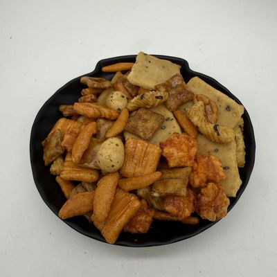 ক্রাঞ্চি কোরিয়ান রাইস ক্রেকারস লবণাক্ত এবং সুস্বাদু লবণাক্ত মধ্যে indulge