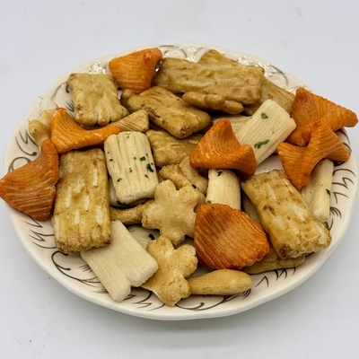 ক্রিস্পি মিক্সড রাইস ক্র্যাকারস।