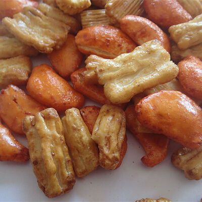 ভালো দাম 6 থেকে 12 মাস শেল্ফ লাইফ রাইস ক্র্যাকার স্ন্যাকস স্পাইসি স্বাদ গম অ্যালার্জেন ইনফো খুচরা প্যাকেজিং এবং বিতরণের জন্য আদর্শ অনলাইন